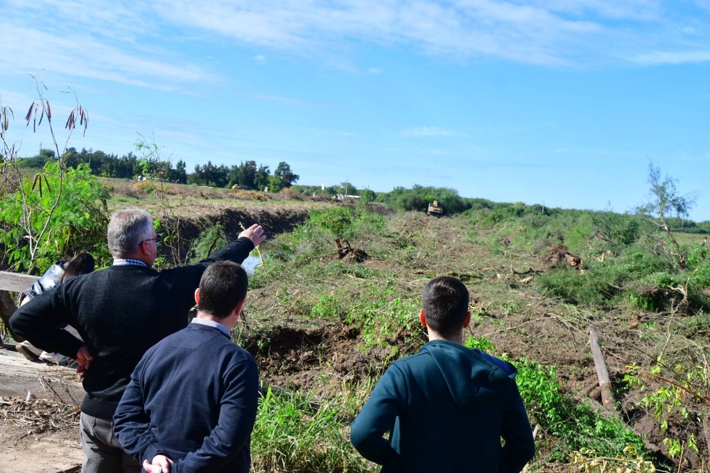 El intendente P&iacute;o Sander, recorri&oacute; los trabajos que el municipio ejecuta sobre el Canal 1