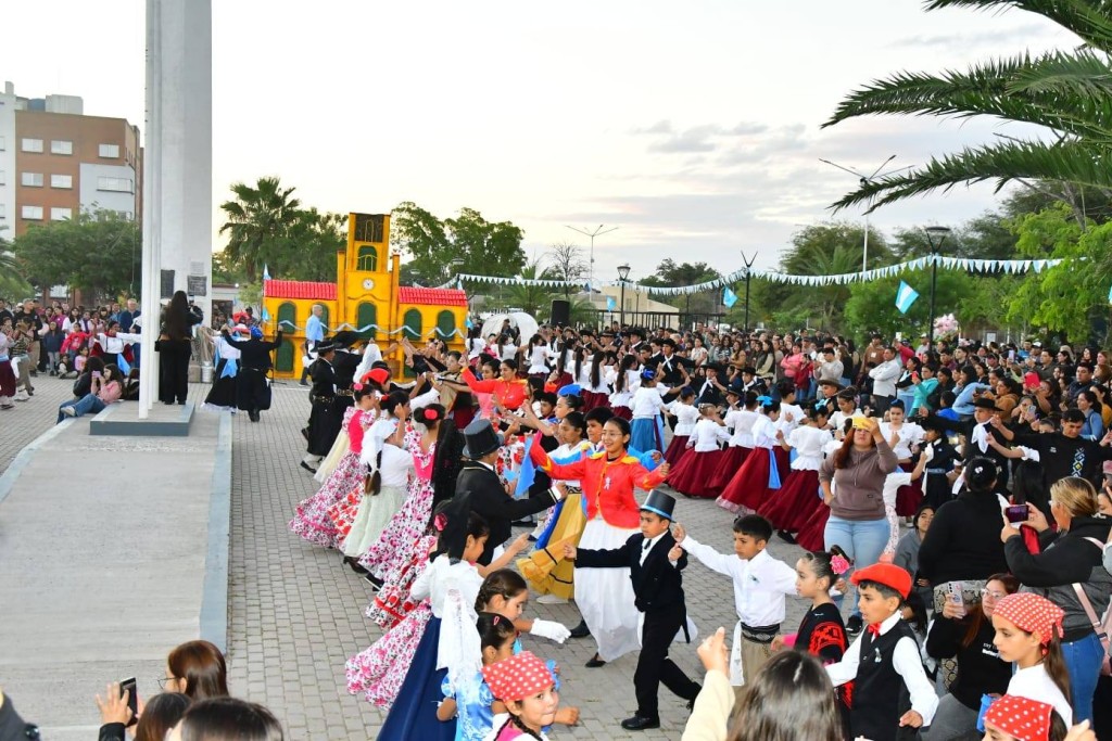 Castelli se visti&oacute; de celeste y blanco para vivir una tarde cargada de cultura, tradici&oacute;n y patriotismo en la Plaza San Mart&iacute;n