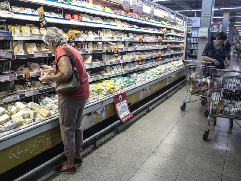 Ante suba de tarifas, cae compra de alimentos: ingresos cada vez m&aacute;s apretados por obligaciones fijas