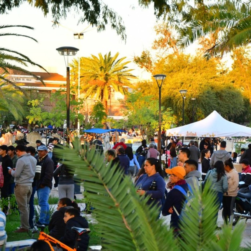 Manualistas, emprendedores, artesanos y el p�blico colmaron la Plaza San Mart&iacute;n 