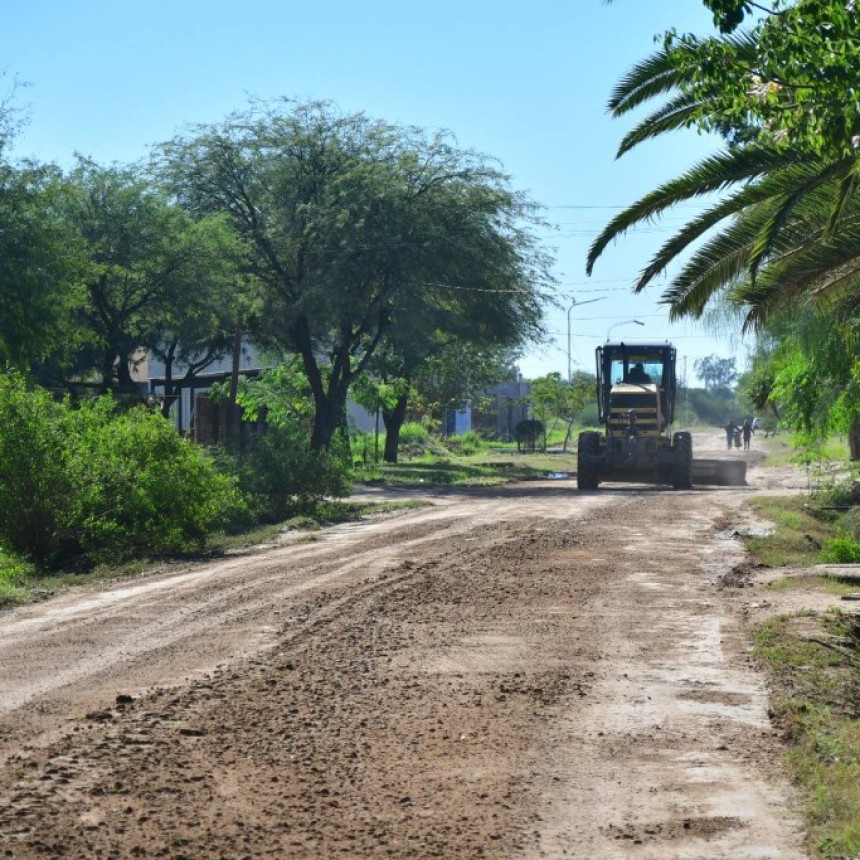 Personal municipal trabaja arduamente en el mejoramiento de las principales calles, realizando relleno y acondicionamiento