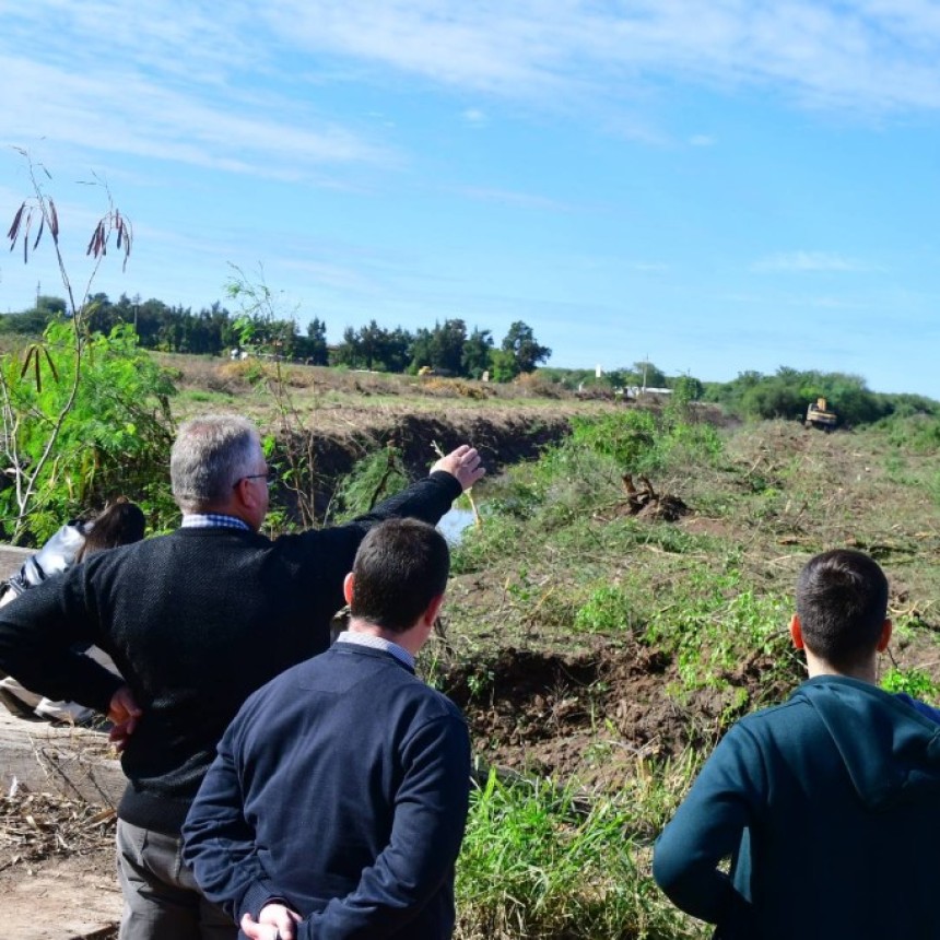 El intendente P&iacute;o Sander, recorri&oacute; los trabajos que el municipio ejecuta sobre el Canal 1