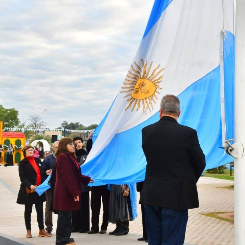 Con el tradicional izamiento de las banderas en la plaza central, la comunidad de Castelli dio inicio a las celebraciones por la Revoluci&oacute;n de Mayo