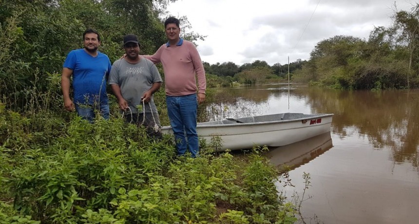 La crecida del rio Bermejito cubri&oacute; totalmente el puente en paraje campo de mayo