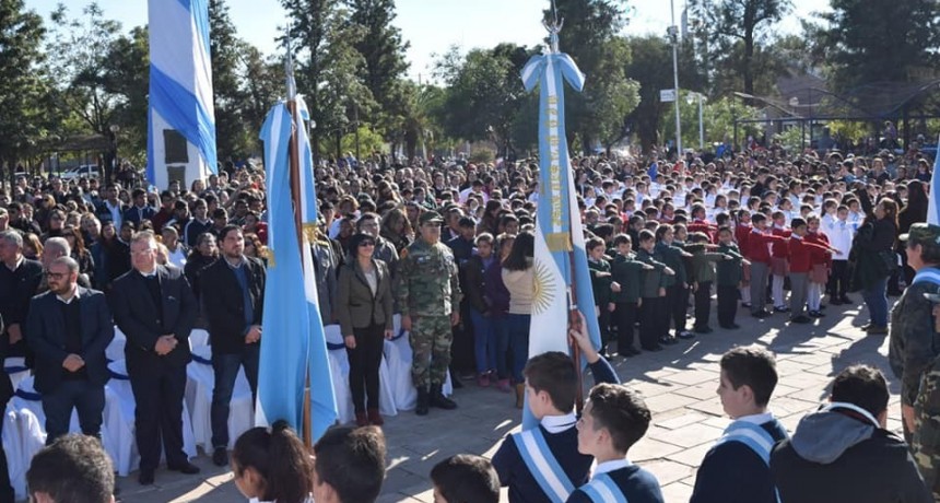 Alumnos de 4&deg; Grado y Adultos Prometieron Lealtad a la Bandera