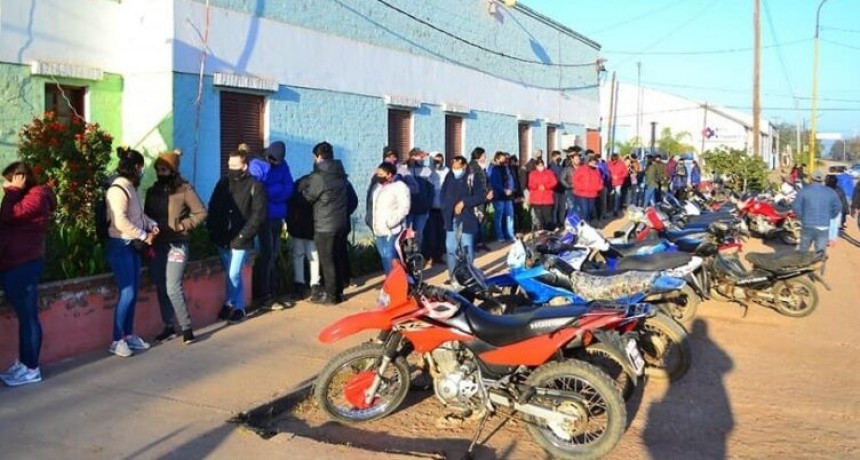 Masiva concurrencia en el operativo de vacunaci&oacute;n para mayores de 18 a&ntilde;os en Castelli