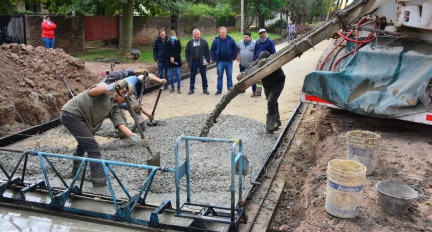 Sander supervis&oacute; obras de pavimento urbano de la calle S&aacute;enz Pe&ntilde;a