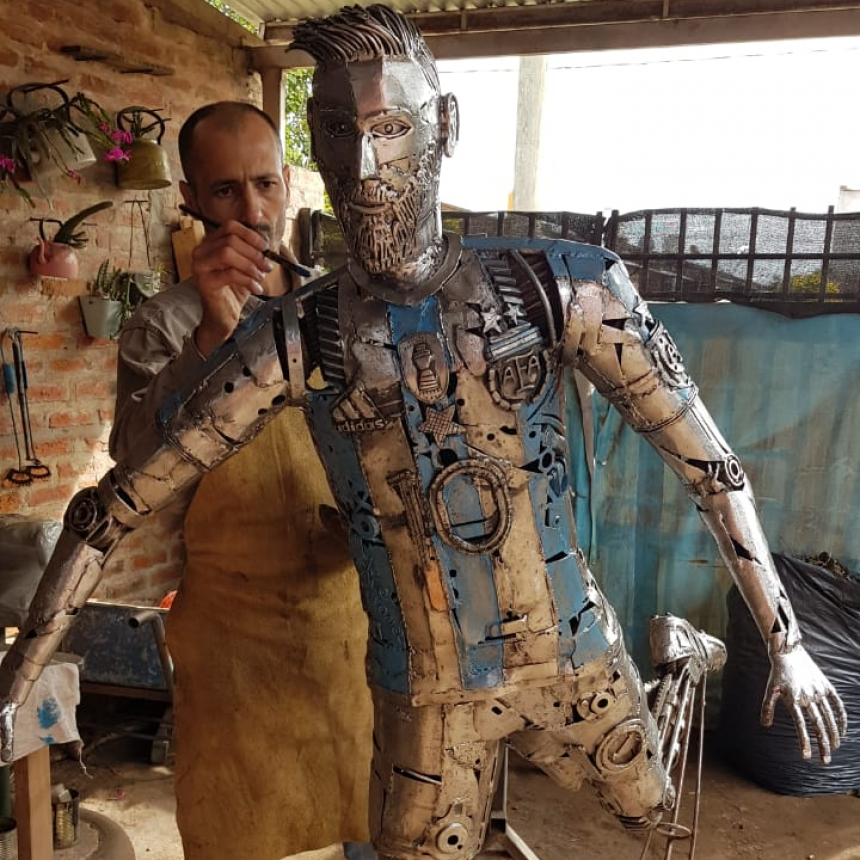 El artista chaque&ntilde;o que construy&oacute; una escultura de Messi con chatarra