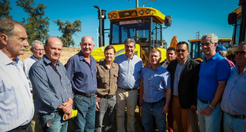 Capitanich entreg&oacute; 16 nuevos tractores y equipamiento a los Consorcios Camineros del Chaco