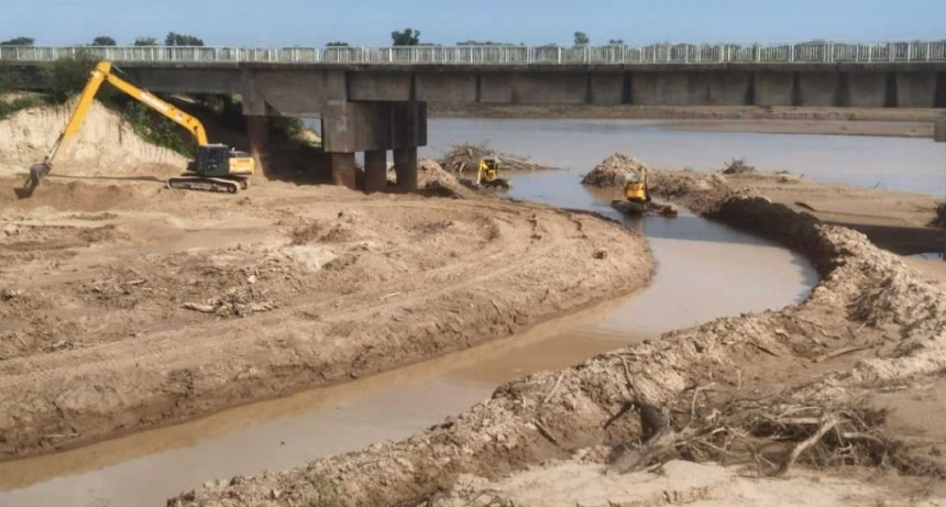 Contin&uacute;an los trabajos para encauzar la toma de agua del Acueducto Puerto Lavalle