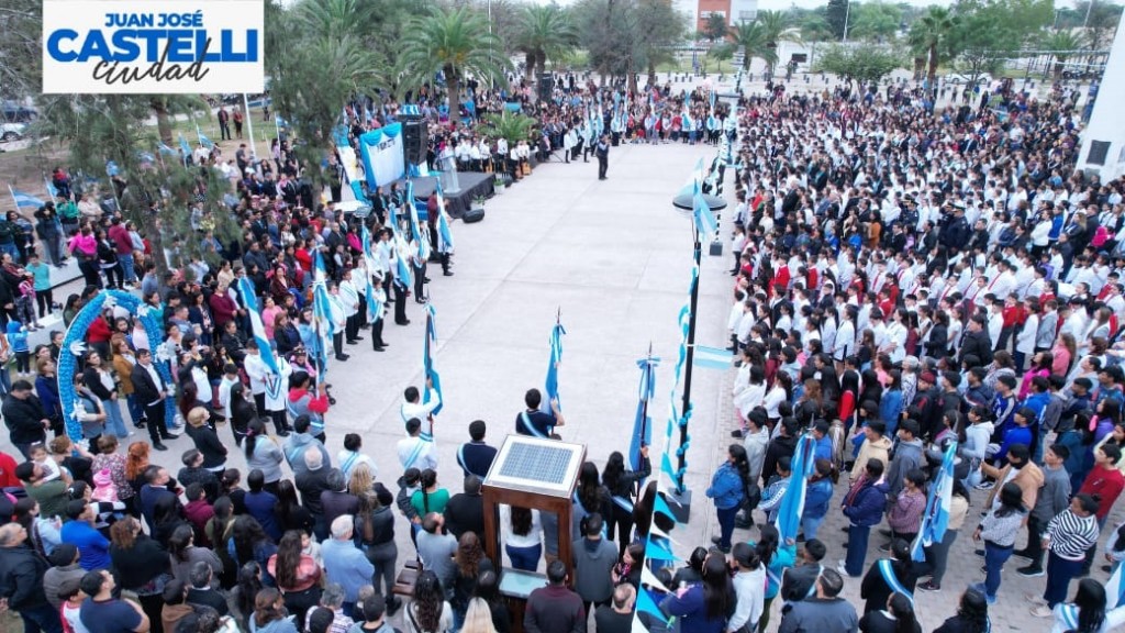 Cientos de estudiantes realizaron su promesa de lealtad a la bandera nacional en la plaza San Martín de Castelli