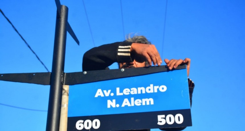 Colocan nuevos carteles nomencladores para mejorar la orientaci&oacute;n en la Ciudad