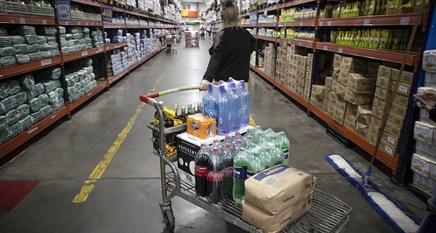 La inflaci&oacute;n mayorista se desaceler&oacute; a 3,5% en mayo, pero la interanual se mantuvo arriba de 300%