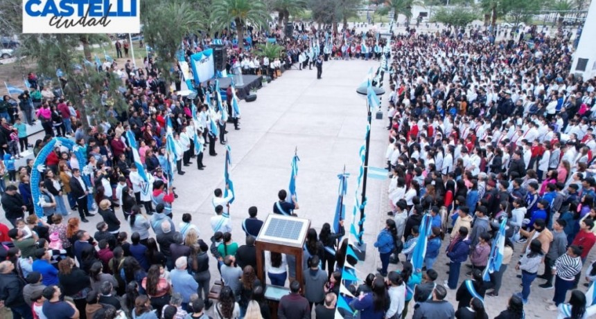 Cientos de estudiantes realizaron su promesa de lealtad a la bandera nacional en la plaza San Mart&iacute;n de Castelli