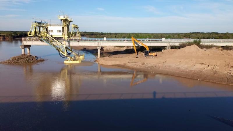 Por la bajante del río Bermejo, Sameep ejecuta acciones en la planta potabilizadora de Puerto Lavalle
