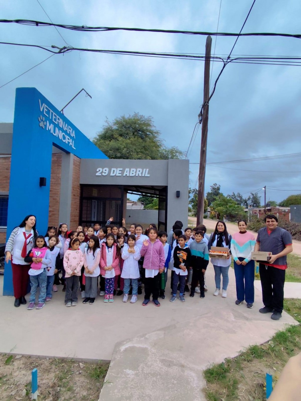 Alumnos de la escuela 802 visitaron la flamante Veterinaria Municipal de Castelli