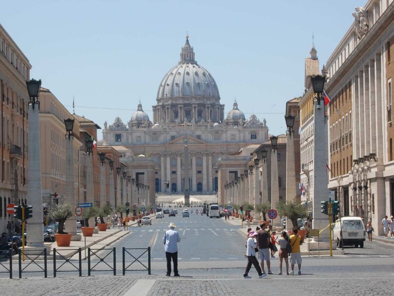 El Vaticano denunció estafas virtuales en Facebook con perfiles falsos de León XIV
