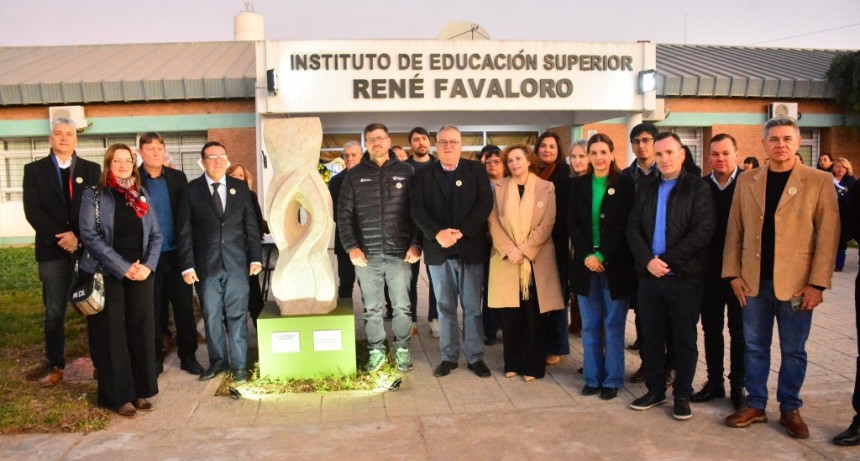 La comunidad educativa y autoridades celebraron con orgullo las Bodas de Oro del Instituto de Educaci&oacute;n Superior Ren&eacute; Favaloro