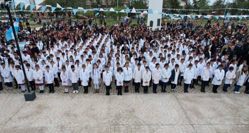 Con mucha emoci&oacute;n, los alumnos de cuarto grado realizaron la promesa de lealtad a la Bandera Nacional