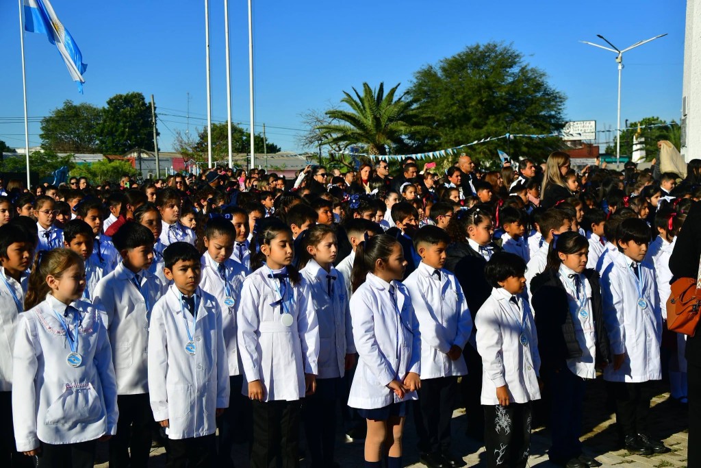 Con una Plaza San Mart&iacute;n colmada, los alumnos de 4&ordm; grado prometieron lealtad a la Bandera Nacional