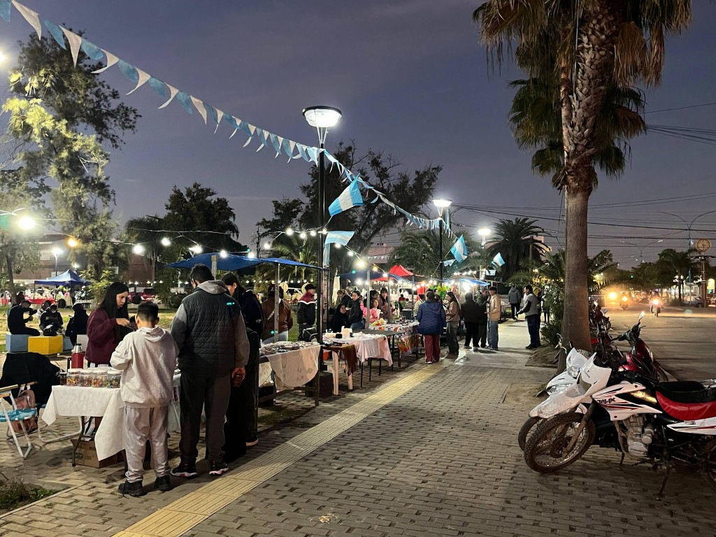 Una gran feria en la Plaza Central, reuni&oacute; a manualistas, artesanos, emprendedores locales y diferentes expresiones art&iacute;sticas