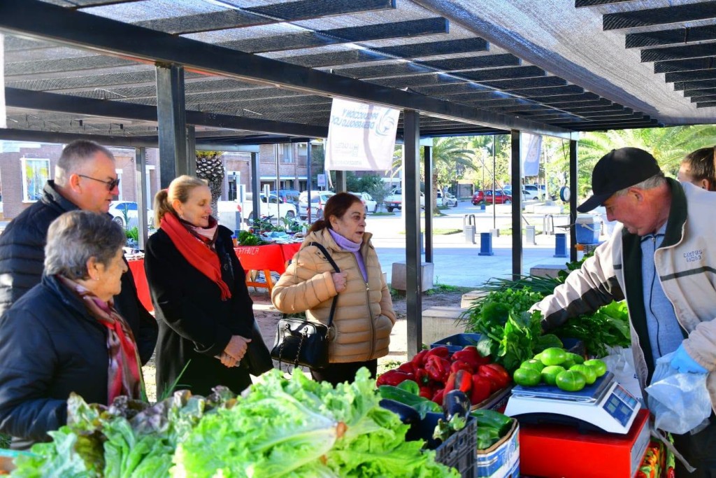 El intendente P&iacute;o Sander visit&oacute; la feria de los martes y destac&oacute; la calidad de los productos que se ofrecen