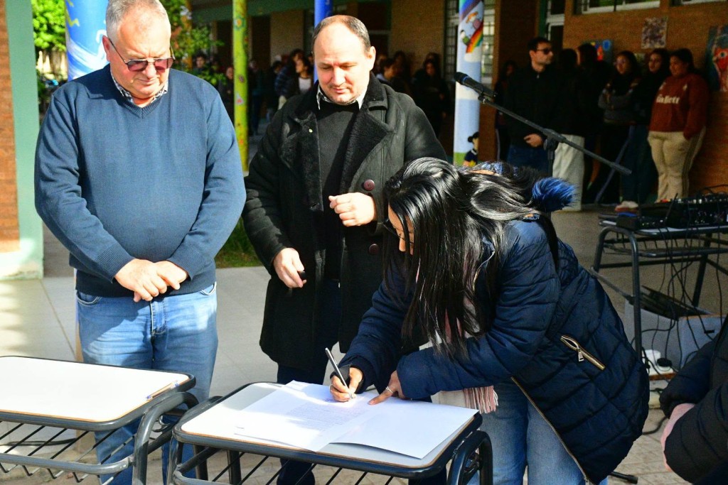 Tras la firma de convenio de concectividad a internet, el Intendente Sander afirmo que "Cuando crece el Instituto Ren&eacute; Favaloro, crece Castelli"