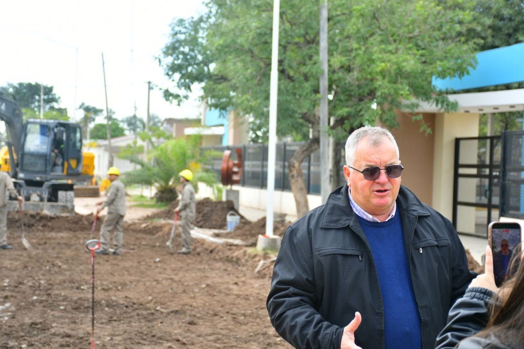 La comunidad celebr&oacute; el inicio de la obra de reparaci&oacute;n del pavimento, frente a la EEP N.&deg; 255 "Felipe Boero"
