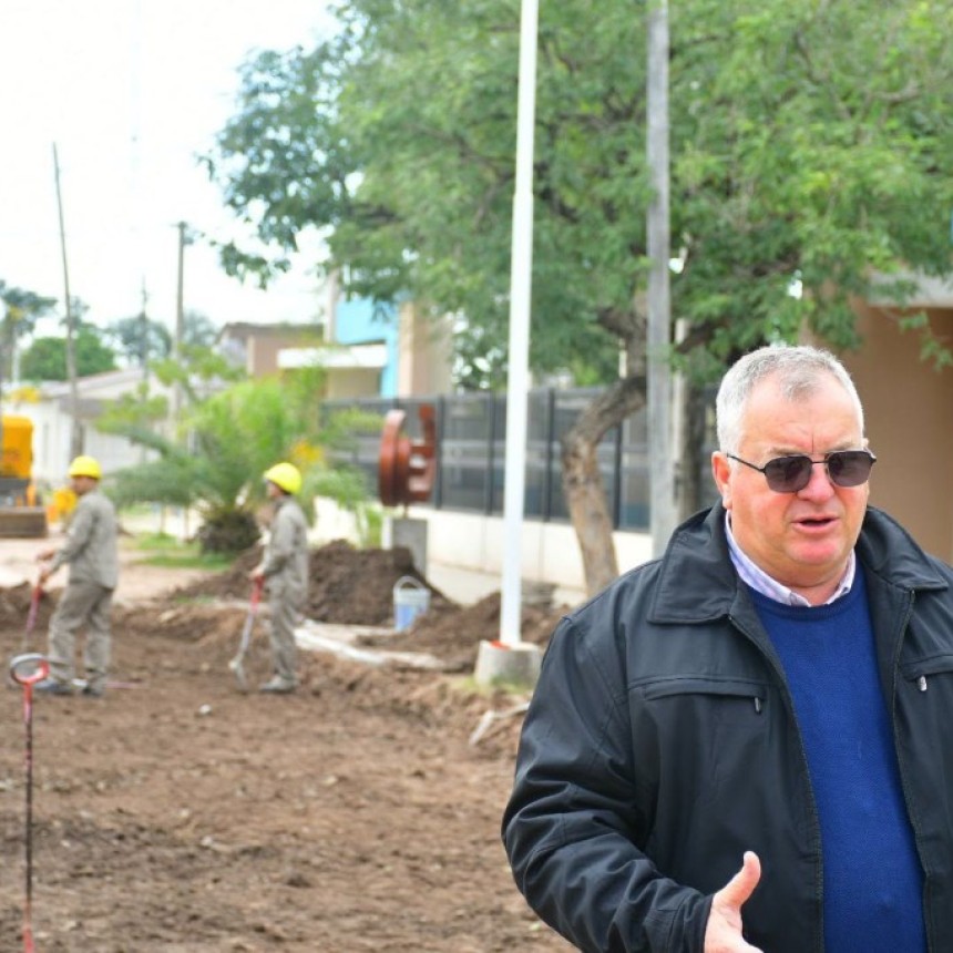 La comunidad celebr&oacute; el inicio de la obra de reparaci&oacute;n del pavimento, frente a la EEP N.&deg; 255 