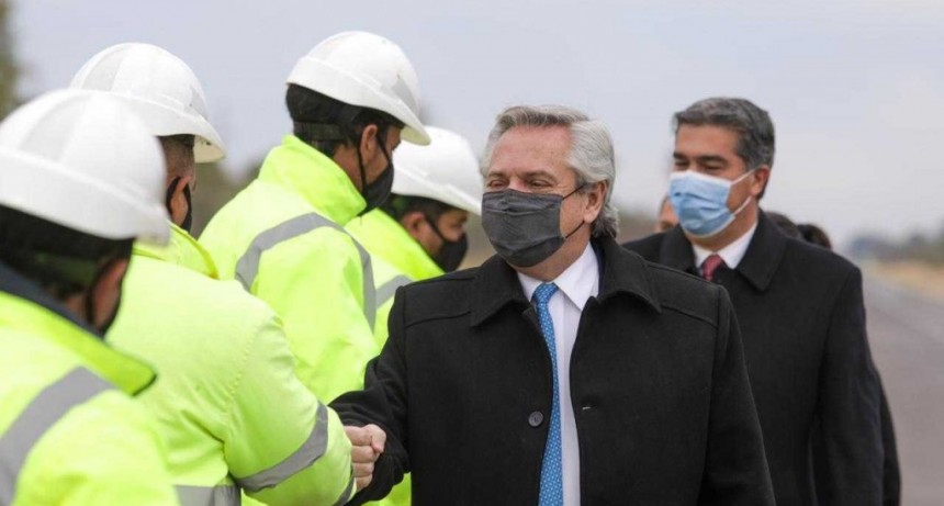 Fern&aacute;ndez y Capitanich inauguraron un tramo de la ruta 7 y firmaron convenios millonarios para la ejecuci&oacute;n de obras