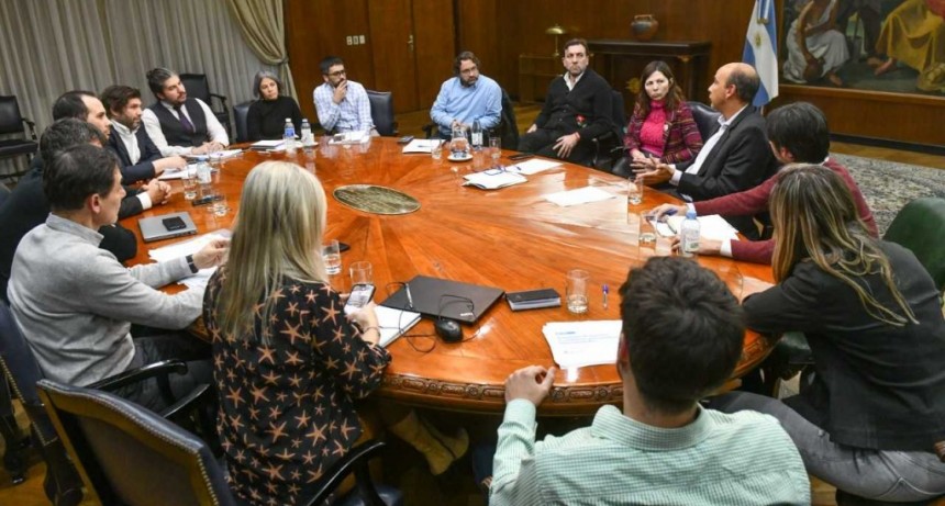 Batakis design&oacute; a su equipo y mantuvo su primera reuni&oacute;n de gabinete