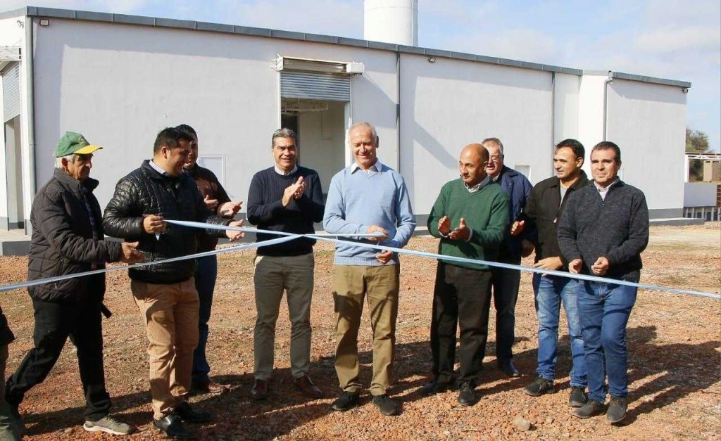El Gobierno inauguró un frigorífico, 32 viviendas y obras de electrificación en Miraflores