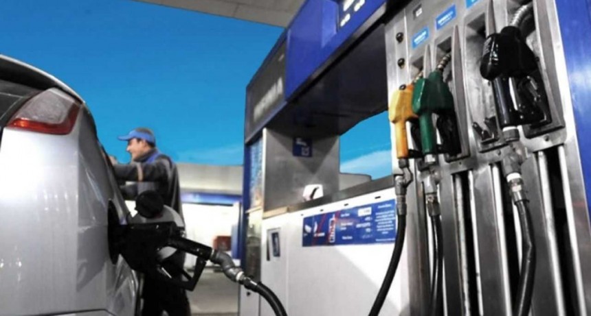 Postergan hasta noviembre incremento de impuestos que afectan precios de combustibles