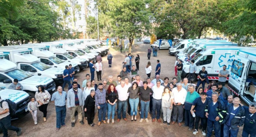 Entregaron 19 ambulancias y 5 veh&iacute;culos utilitarios para expandir la flota de traslado de Salud P&uacute;blica