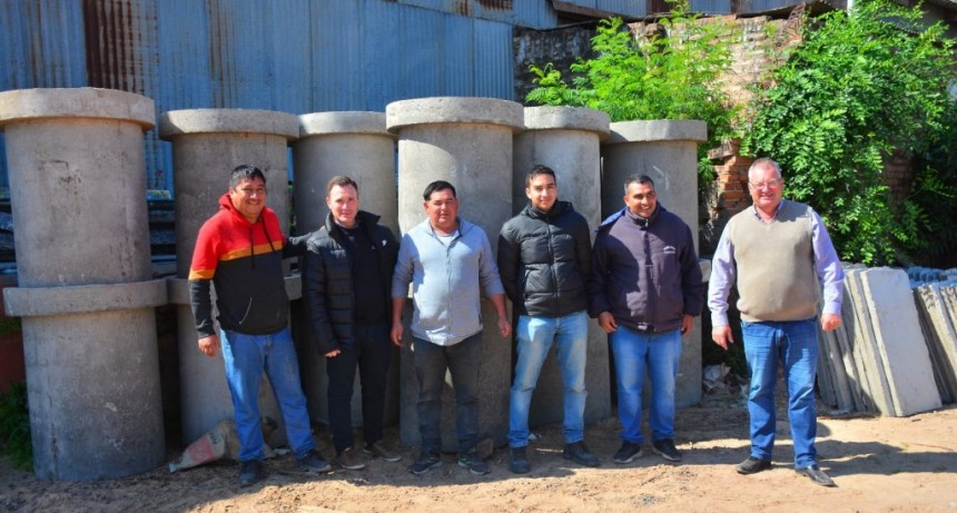 Ponen en marcha la fabricaci&oacute;n de tubos de cemento para alcantarillado en Castelli
