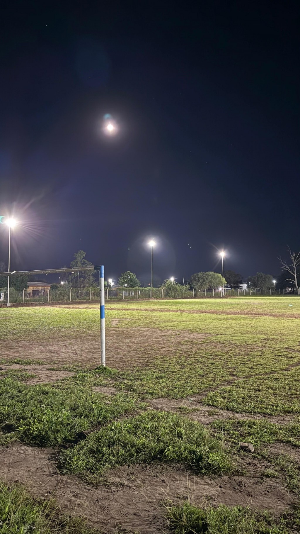 Avanzan con la iluminación de la cancha secundaria del Polideportivo Municipal