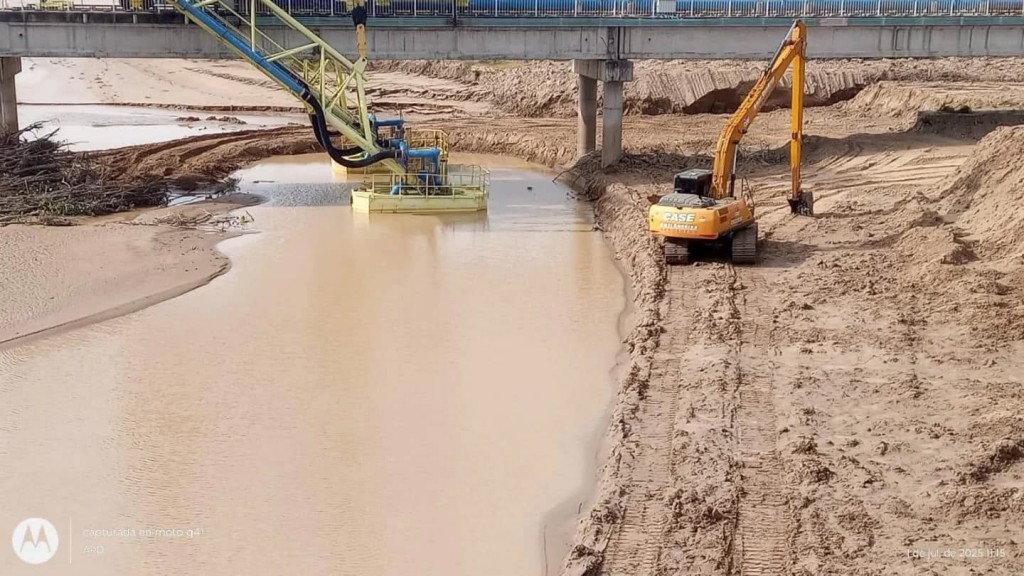 Sameep informó que trabajan en la profundización del canal del río Bermejo hacia la toma de agua del acueducto
