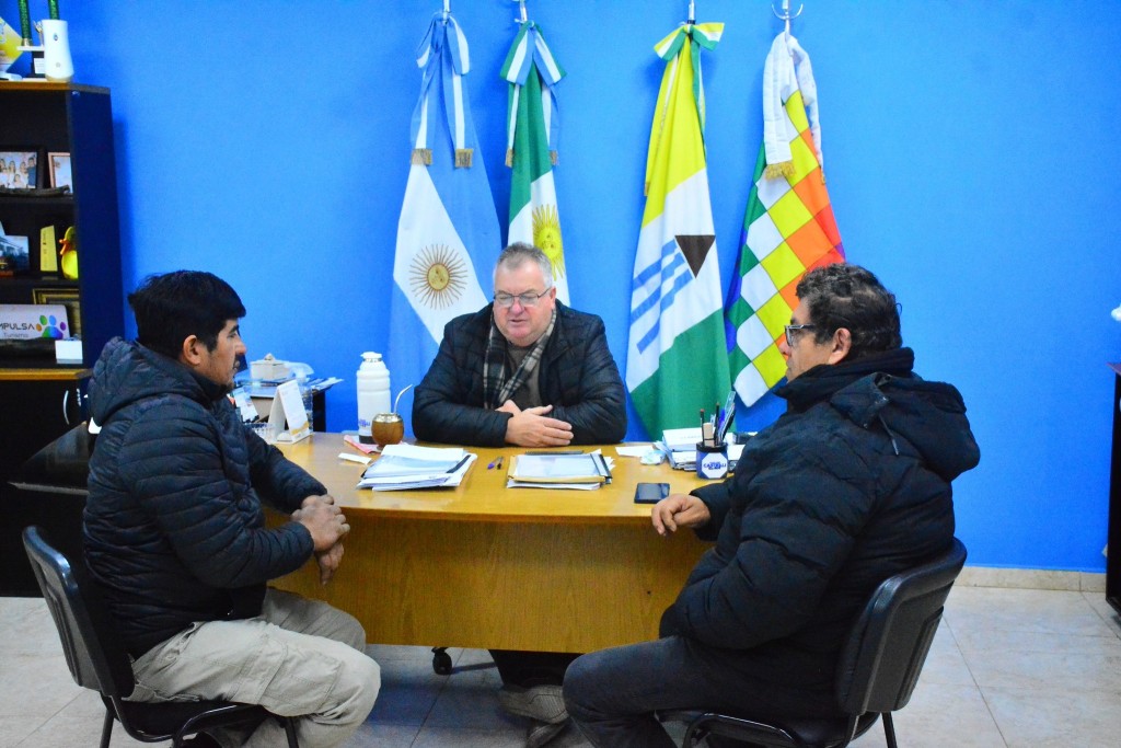 El intendente Pio Sander se reunió con la Asociación de Apicultores de Castelli