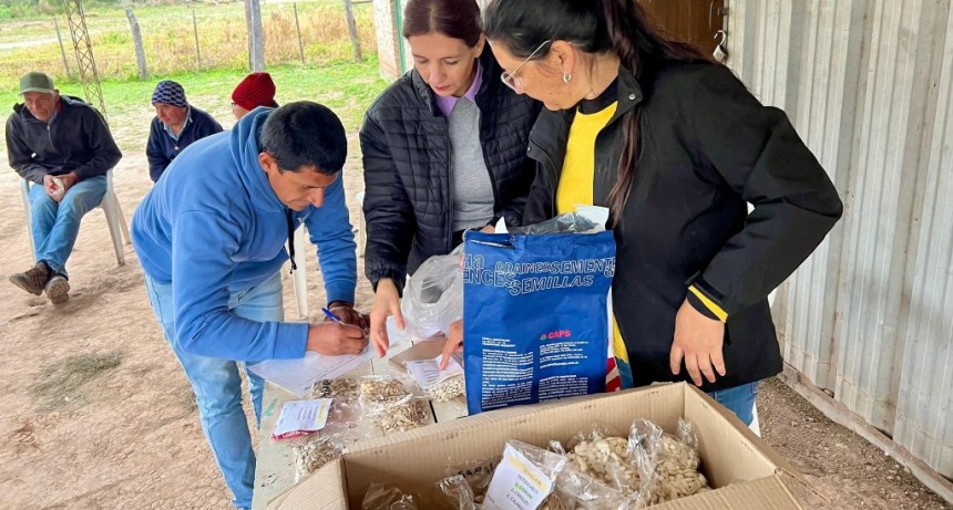 Desda la Municipalidad fortalecen la producci&oacute;n local con la entrega de semillas de cucurbit&aacute;ceas en el paraje Pampa Almir&oacute;n