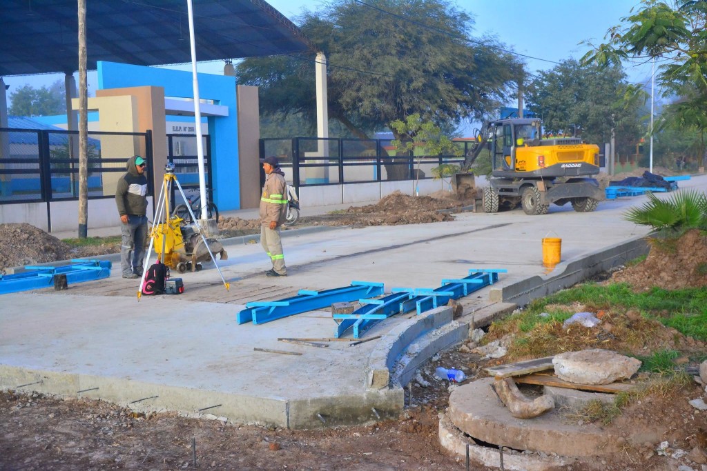 La repavimentaci&oacute;n de la calle Remedios de Escalada, frente a la escuela 255, ya esta en su etapa final