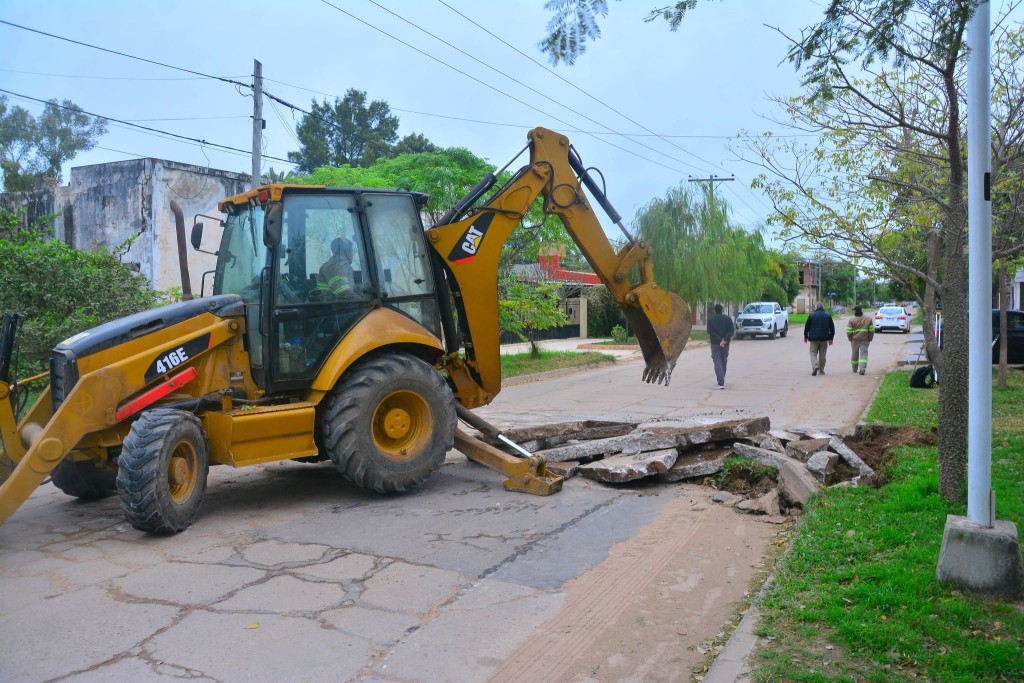 El Municipio de Castelli avanza con el mejoramiento de calles con nuevos trabajos de bacheo sobre calle Remedios de Escalada entre Salta y Lauth 