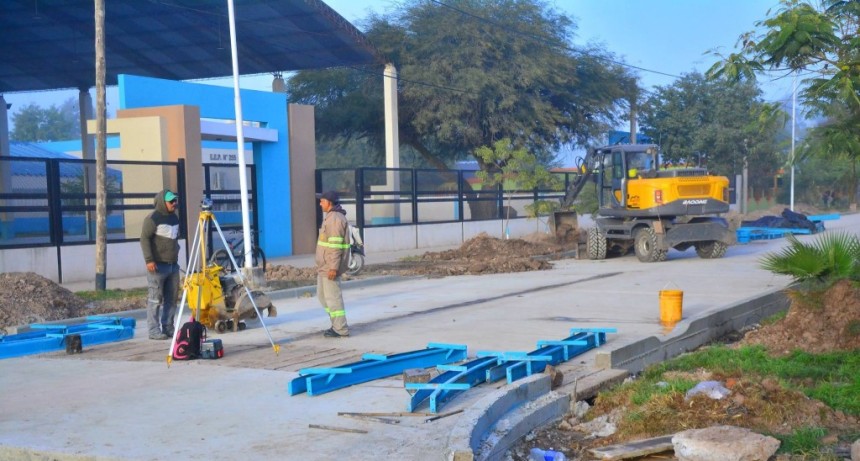 La repavimentaci&oacute;n de la calle Remedios de Escalada, frente a la escuela 255, ya esta en su etapa final