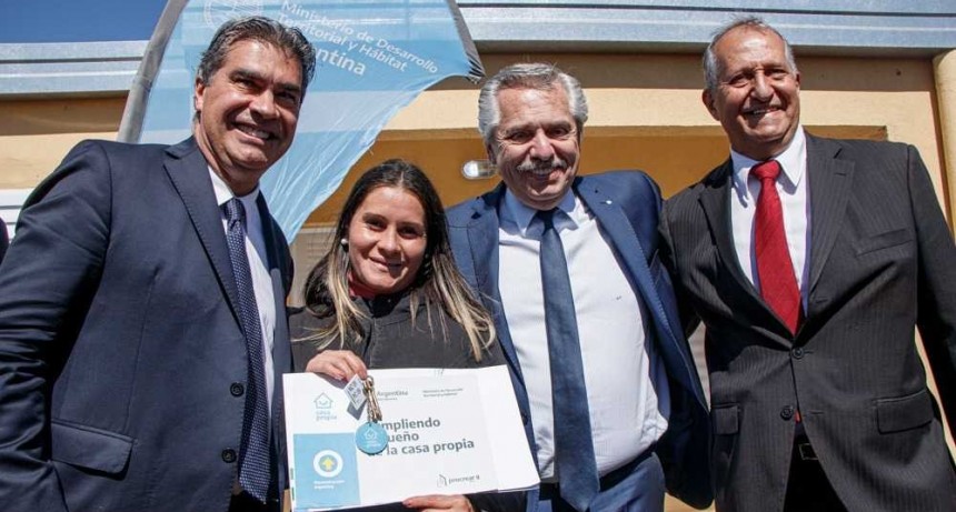 Entregaron 100 viviendas en Villa Angela