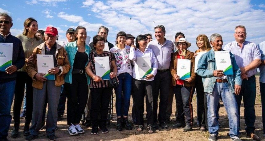 Capitanich entreg&oacute; t&iacute;tulos de propiedad de la tierra e inaugur&oacute; m&aacute;s conexiones de electrificaci&oacute;n rural