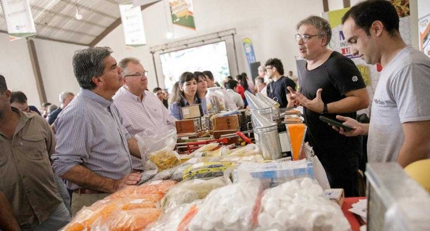 Capitanich: "El gran objetivo es llegar a 500.000 colmenas en los pr&oacute;ximos diez a&ntilde;os"