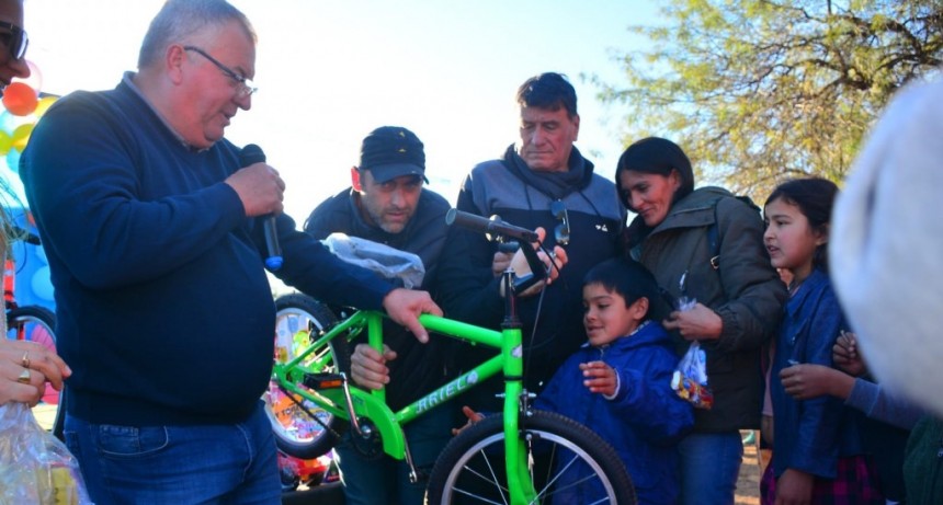 Una jornada de sorteos sorpresas y juegos para los ni&ntilde;os de Paraje el Asustado en el marco del mes de las infancias