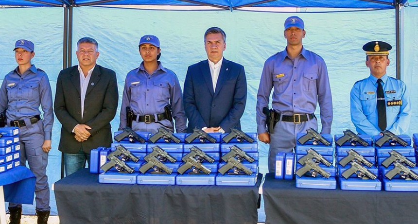 El gobernador Zdero entreg&oacute; 448 nuevas armas reglamentarias a la Polic&iacute;a del Chaco