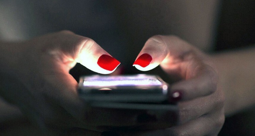 Seis de cada diez mujeres reciben mensajes digitales sexuales y mis&oacute;ginos