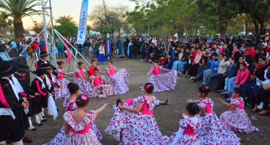 Exitoso primer encuentro de danzas del impenetrable con la participaci&oacute;n de 29 escuelas de danza y m&aacute;s de 400 alumnos