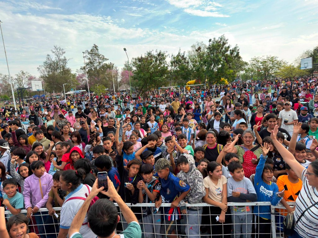 El Polideportivo Municipal se colm&oacute; de familias, risas y color, convirti&eacute;ndose en el escenario de una verdadera fiesta popular donde los ni&ntilde;os fueron los grandes protagonistas